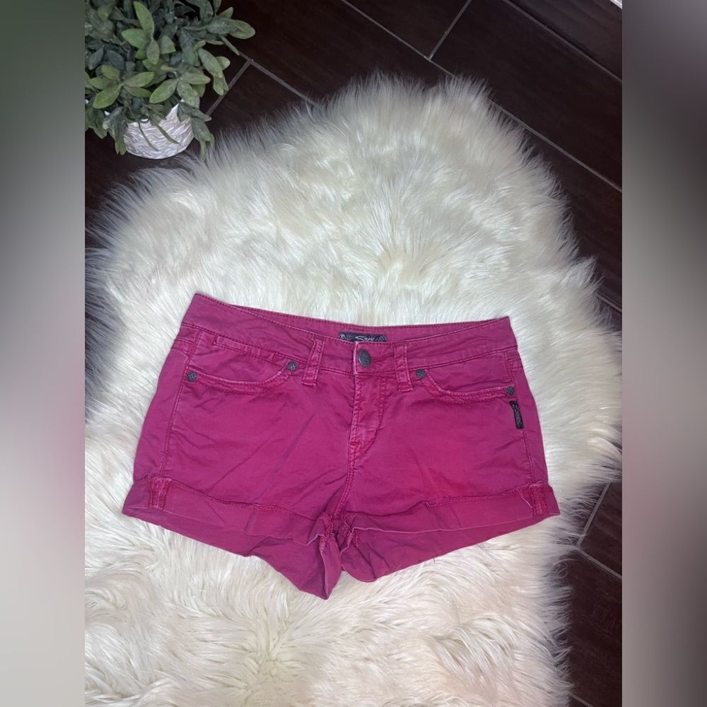 Silver jeans Toni 3 1/2 distressed crimson raw hem shorts sz 28